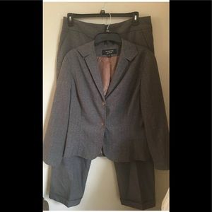 Signature Larry Levine Gray Pants suit Size 16.